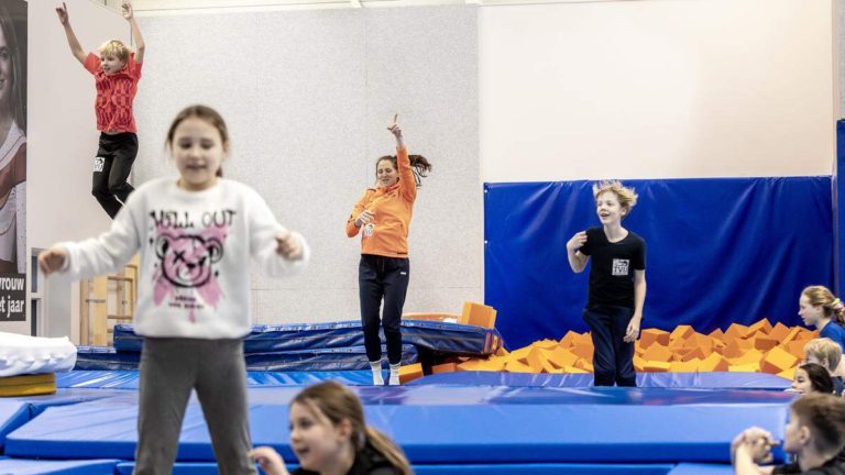 TVIJ behaalt nieuw record: met 513 man 40 uur lang trampolinespringen. ‘We zijn superblij met onze nieuwe hal. Vooral met de landingskuil’