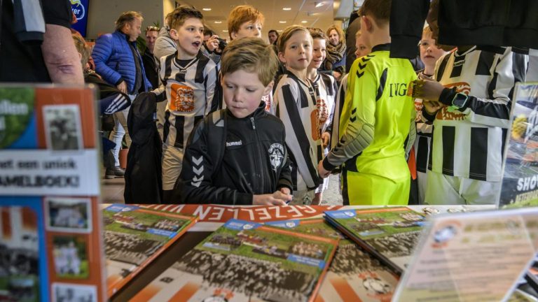 Honderd jaar Onze Gezellen in jubileumboek als tastbare herinnering voor jong en oud. ’Dit is een échte familieclub’