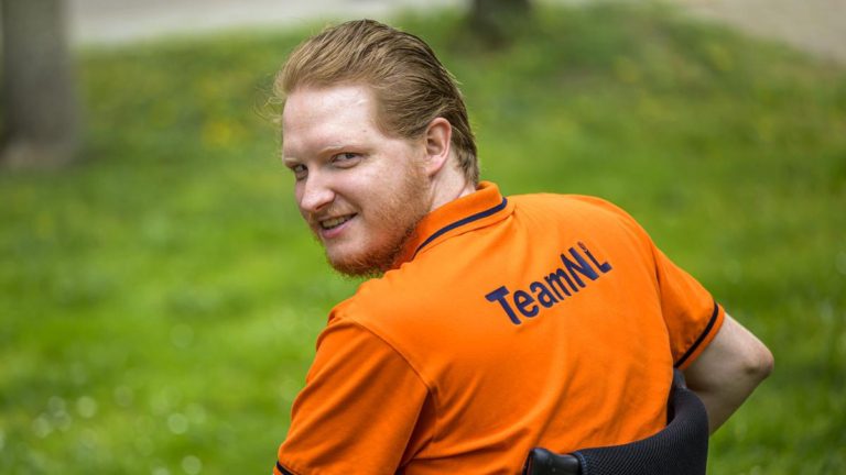 In het dagelijks leven kan Scott (25) ’vrij weinig’, als rugbyer voelt hij zich heel waardevol. ’Op je allerhardst tegen iemand aanklappen, dat is prachtig’