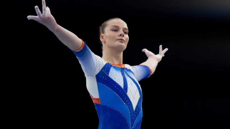 Voor turnster Esmée Beekhuis gaat het op het NK niet om de medailles: ’Na alles wat ik heb doorgemaakt voelt het als een cadeautje dat ik hier weer sta’