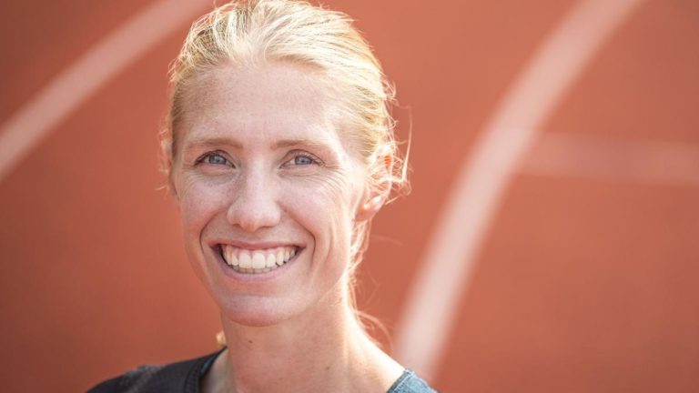 Symbolische race na wonderbaarlijk herstel: oud-turnster Imke Glas (30) rent na volledige dwarslaesie met haar zus de beddenrace in Langedijk