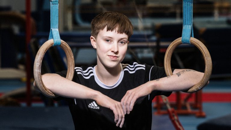 Remi begon als jong meisje met turnen en stapt nu over naar mannenwedstrijden: ’Mijn verhaal is er een waarin alles samenkomt’