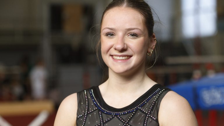 Spakenburgse Annabel (16) neemt haar tekenboek mee naar het (junioren) WK trampolinespringen: ’Als ik teken, vergeet ik alles om me heen even’